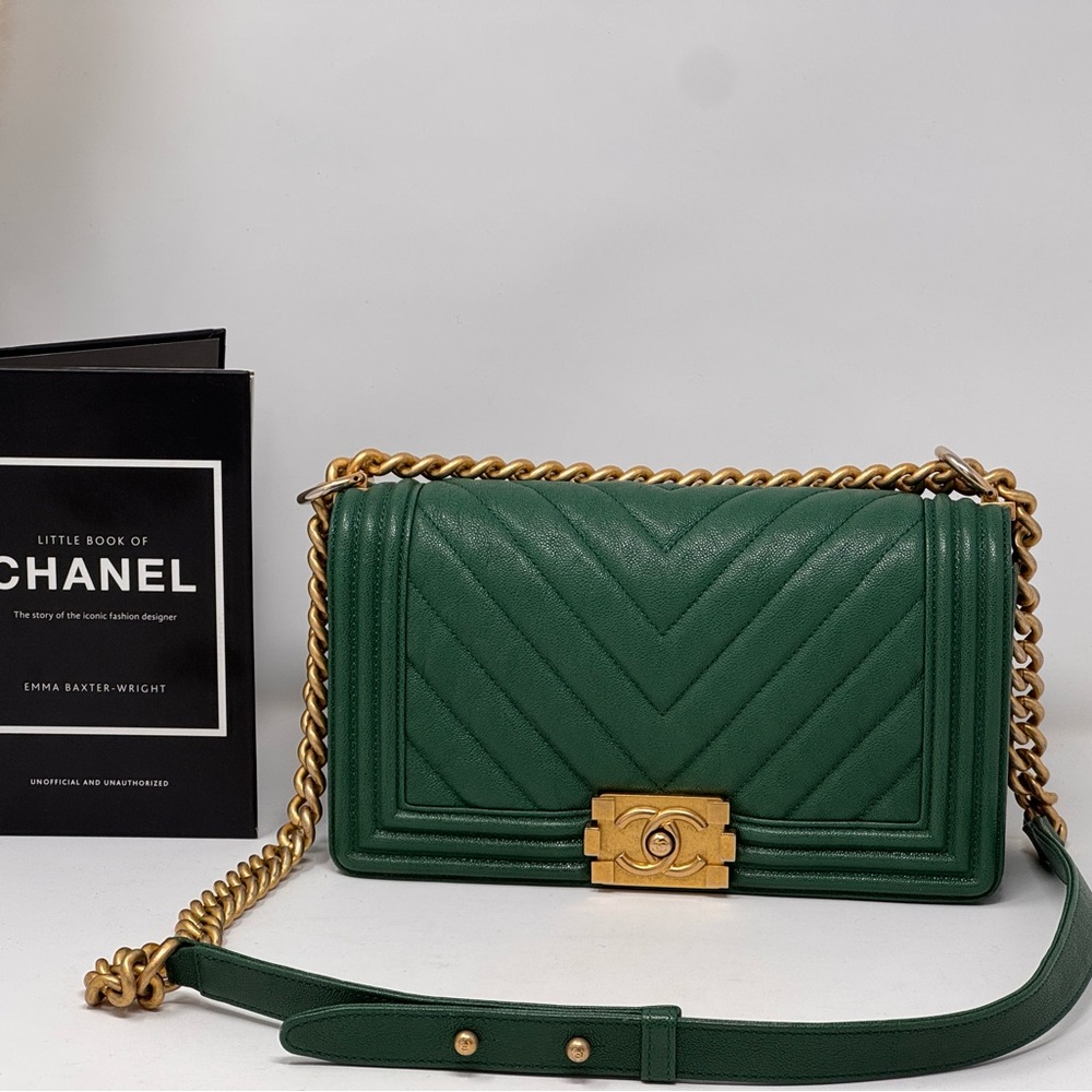 💎💯CHANEL Caviar Green Chevron Le Boy Bag 💎